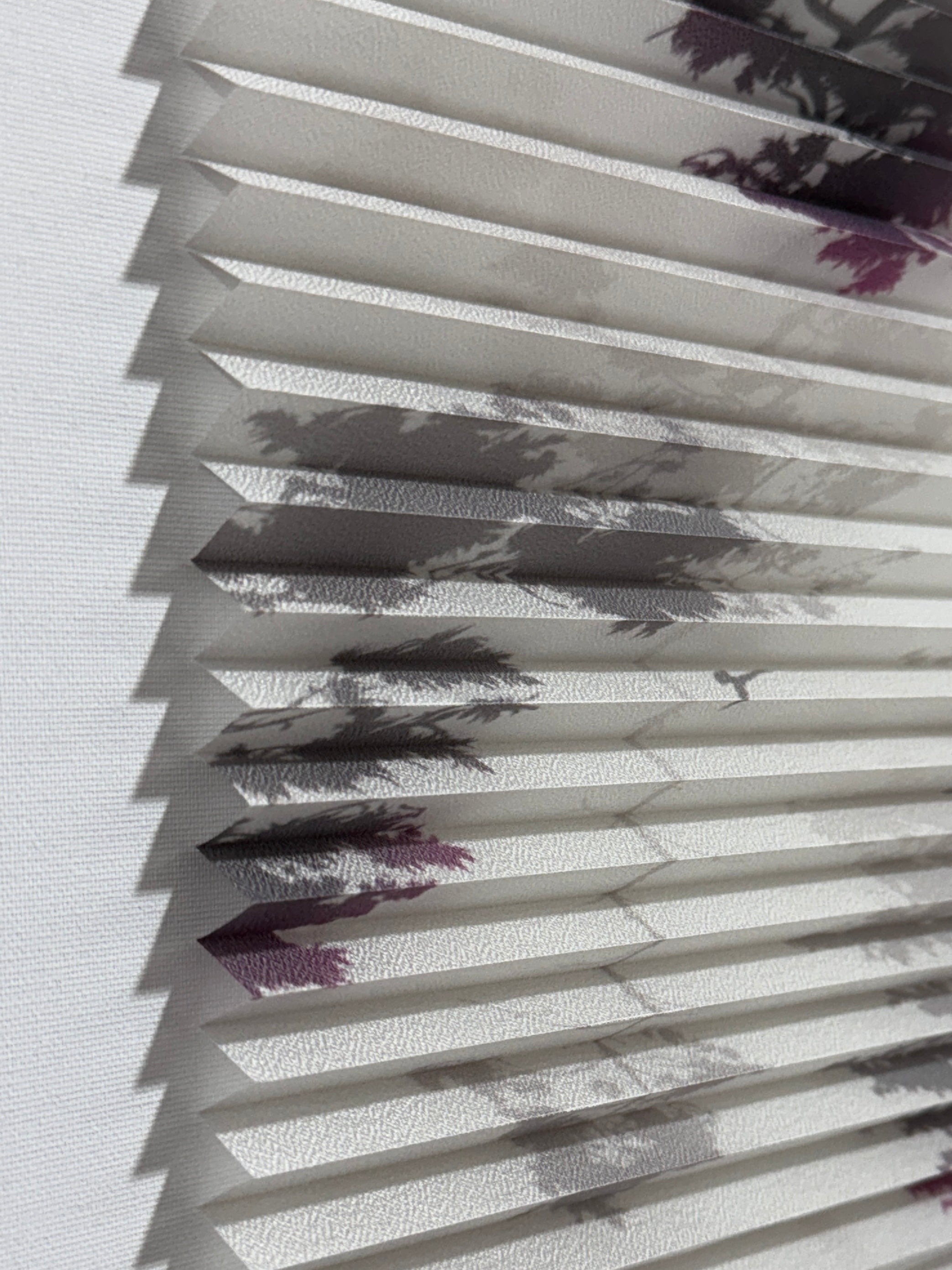 Parrot Printed4510 Güneşlik – Modern Desenli Işık Geçirgen Plicell Perde