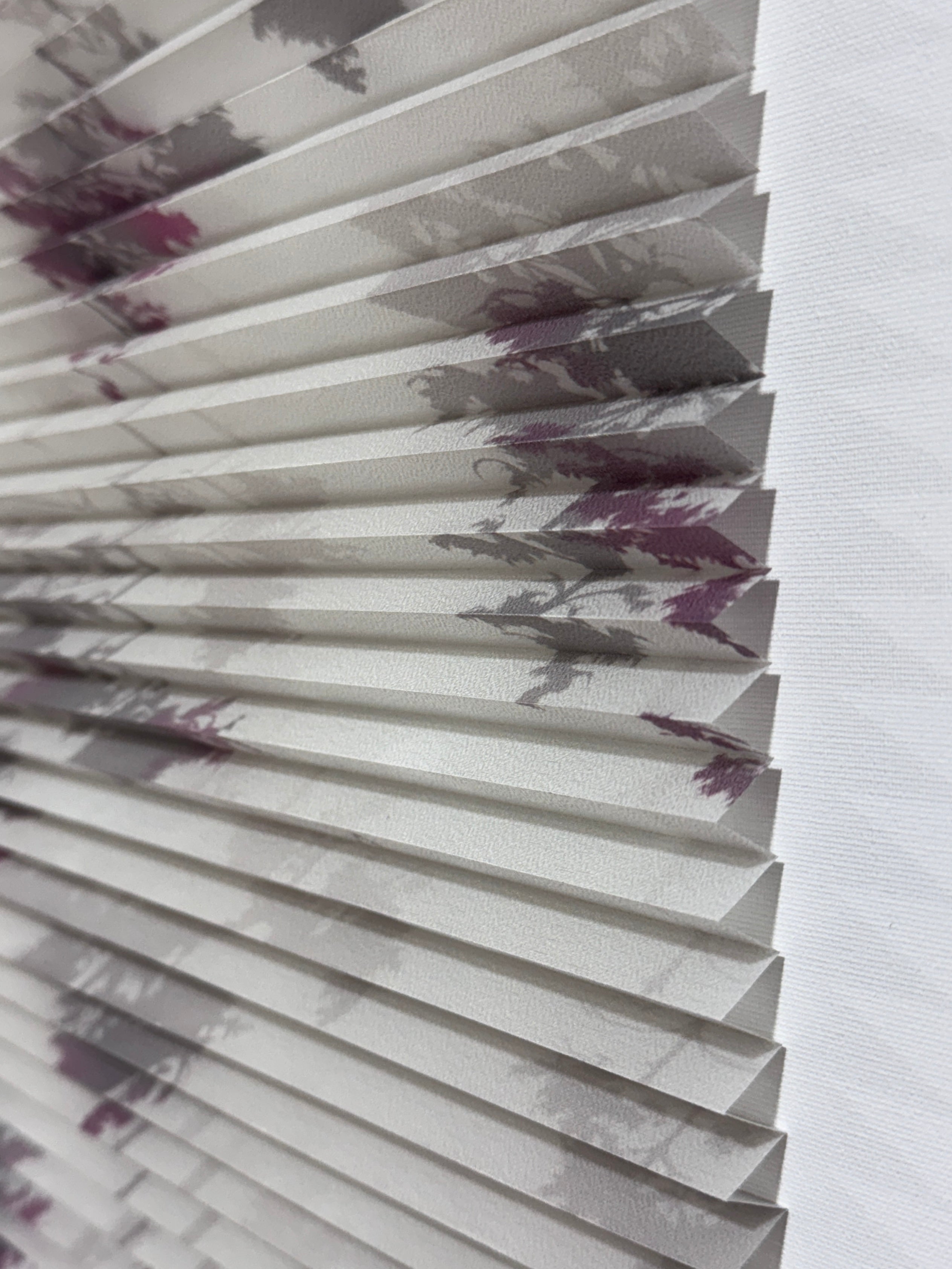 Parrot Printed4510 Güneşlik – Modern Desenli Işık Geçirgen Plicell Perde