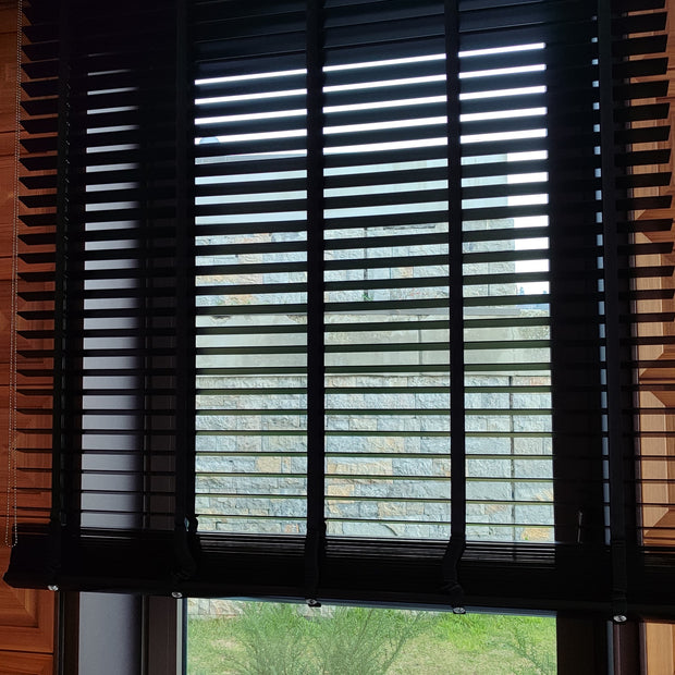 25 mm Ahşap Jaluzi Perde – Doğal Şıklık, Minimal Stil